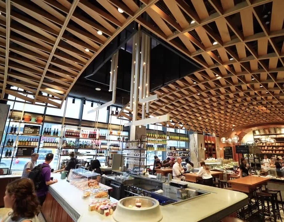 Interior of Gruppo Terroni's Sud Forno, a customer that uses the FoodDocs restaurant food safety software. Interior of Gruppo Terroni's Sud Forno, a customer that uses the FoodDocs restaurant food safety software.
