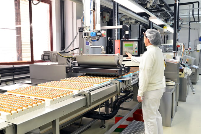Production of pralines in a factory for the food industry