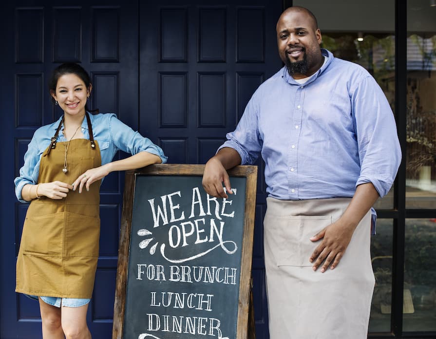 hard launching 2026: pasangan foto di kafe dengan batas privasi yang jelas