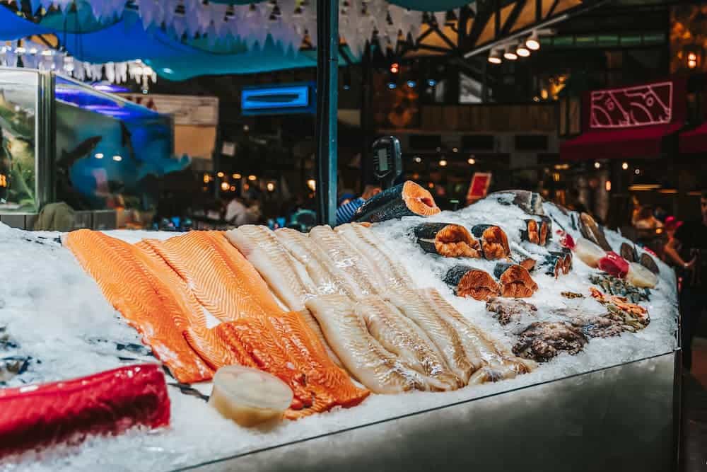 keep raw fish fresh in a food business